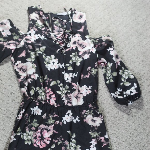 Love Tree Size S Floral Cold Shoulder Shorts Romper - Picture 1 of 4